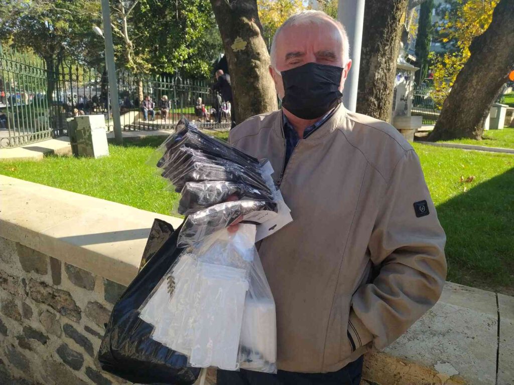 Görme engelli adam çorap satıyor