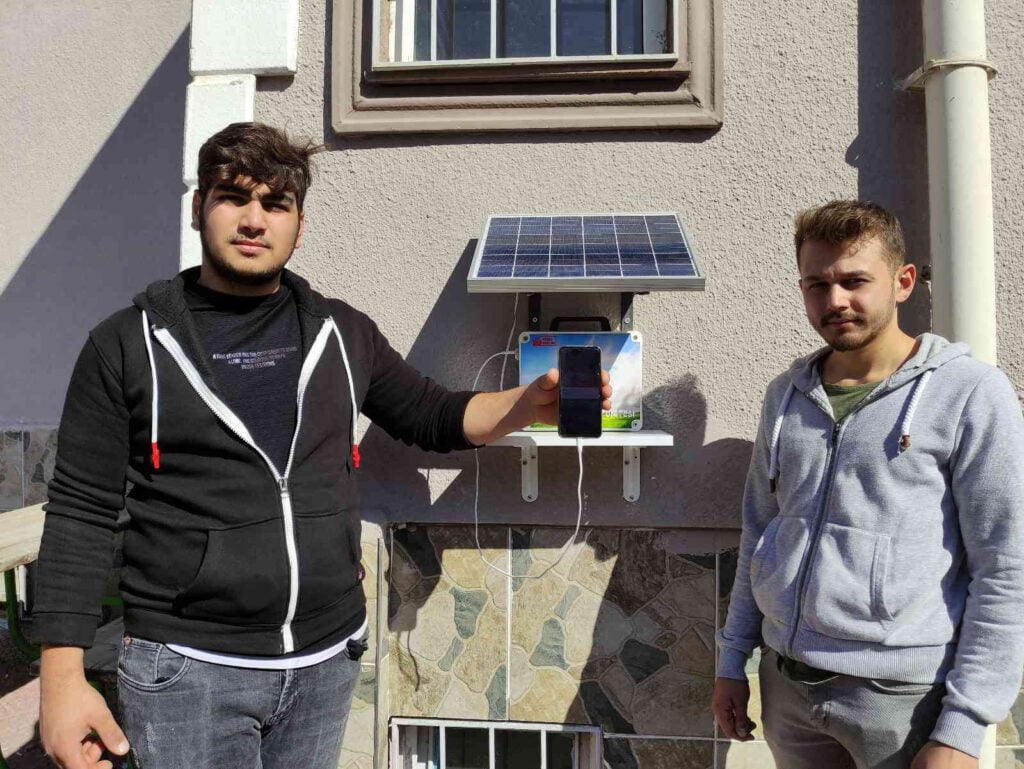 Güneş enerjisiyle çalışan şarj istasyonu