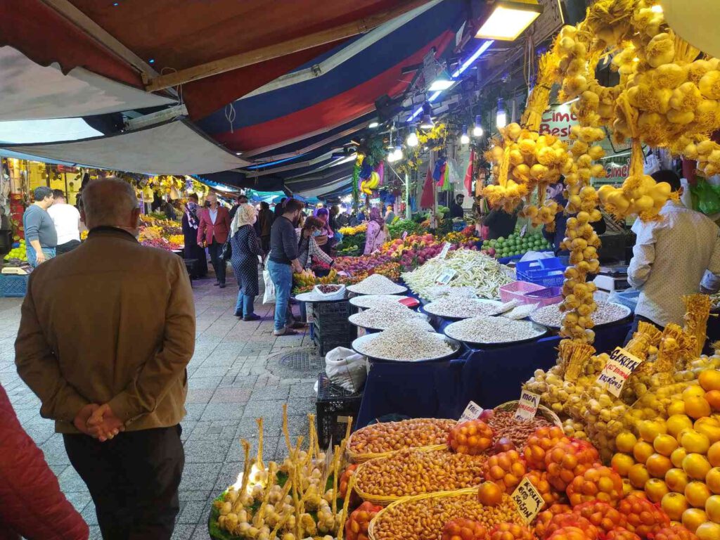 Havalar ısındı, vatandaşlar pazara akın etti