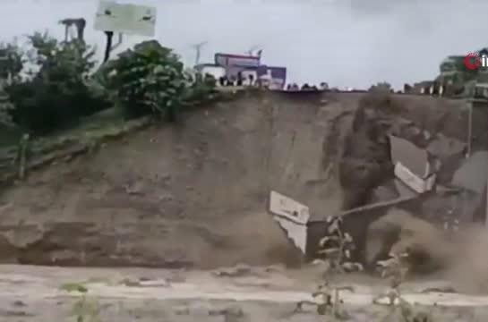 Hindistan’da sel ve toprak kayması