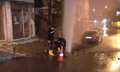 Su borusu patladı, yol göle döndü