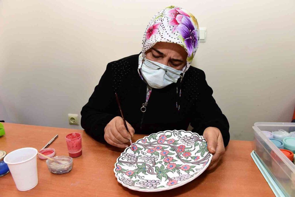 Kadınlardan çini sanatına büyük ilgi