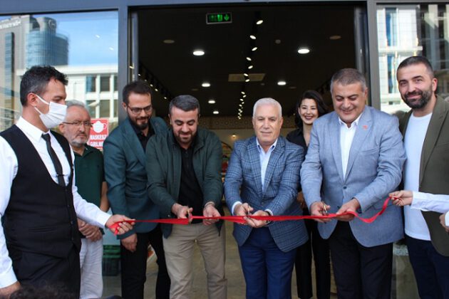 Hem kafe hem de kuruyemiş dükkan!