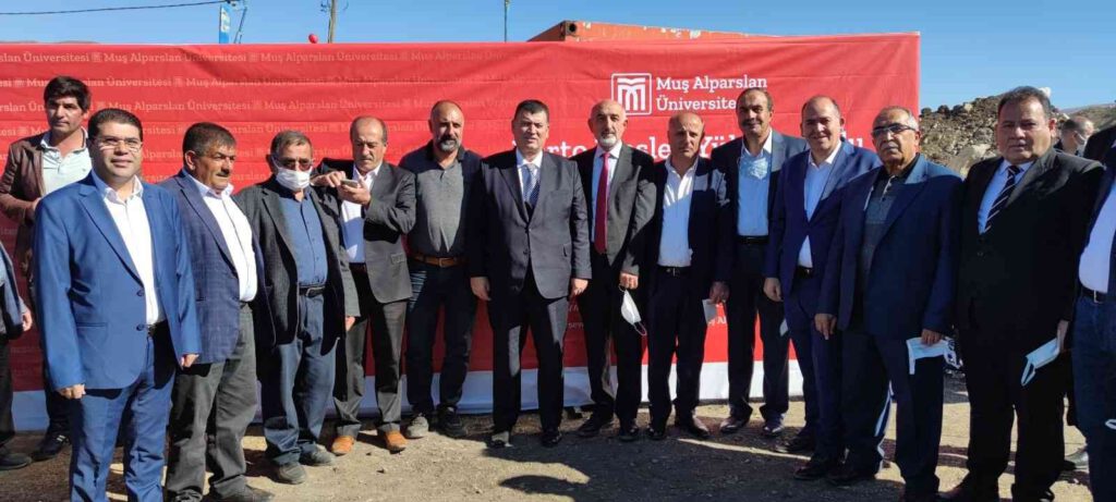 Kaldığı evin yerine yüksekokul yaptırıyor