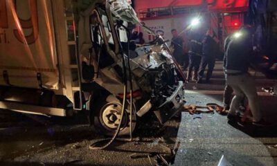 Kamyona çarpan kamyonet bu hale geldi