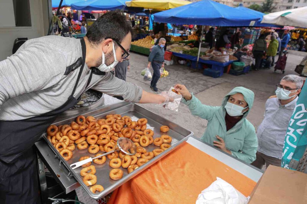 Mevlit Kandili’nde vatandaşlara lokma ikramı