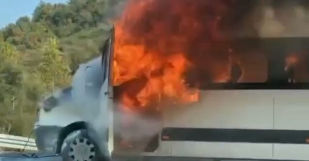 Minibüs alevlere teslim oldu