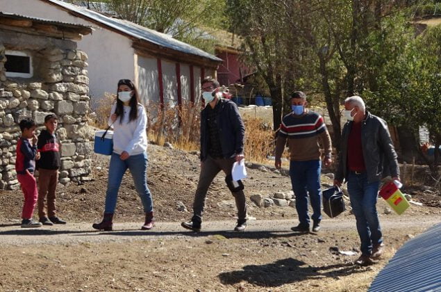 Aşı hizmeti için kapı kapı geziyorlar