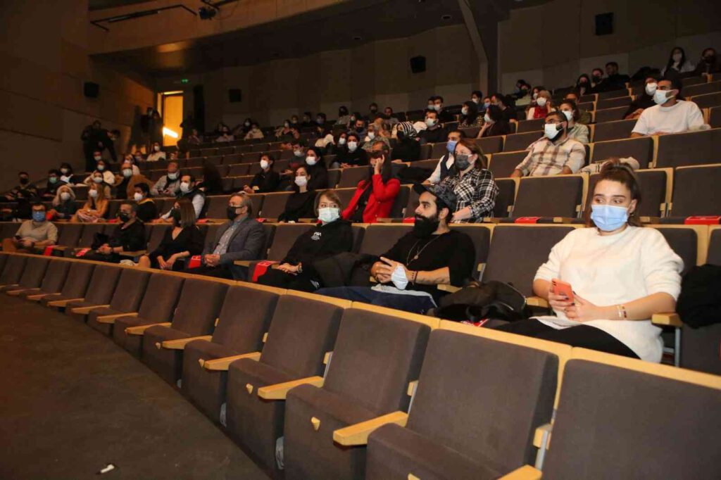 Nilüfer Kent Tiyatrosu sahnede