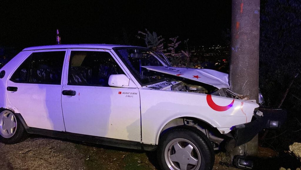 Otomobil aydınlatma direğine çarptı