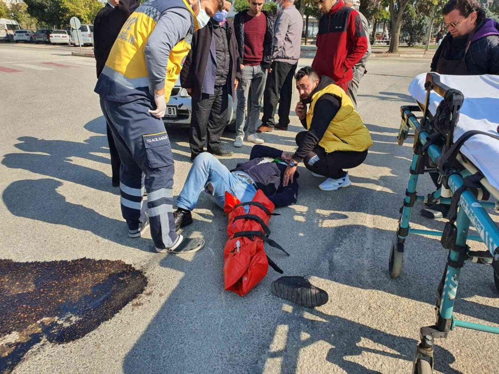 Otomobil ile motosiklet çarpıştı