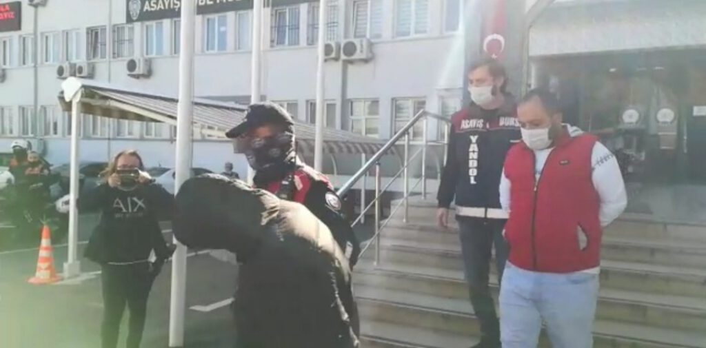 Polis olarak tanıtıp 145 bin lira dolandırdılar