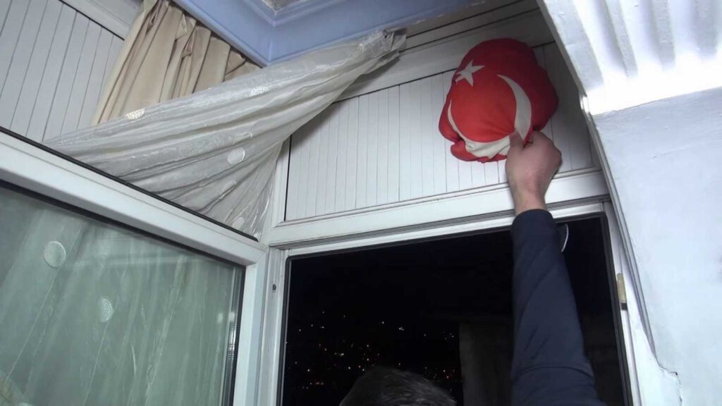 Polisin Türk bayrağı hassasiyeti