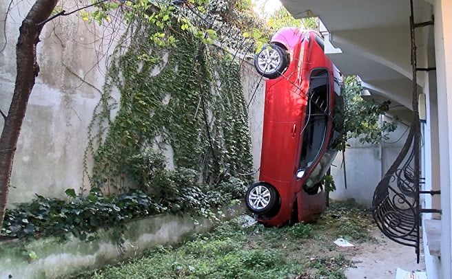 Fren yerine gaza bastı