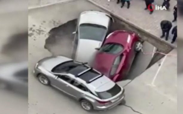 Su borusu patladı, araçlar çukura düştü