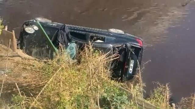 Sürücü dereye uçtu