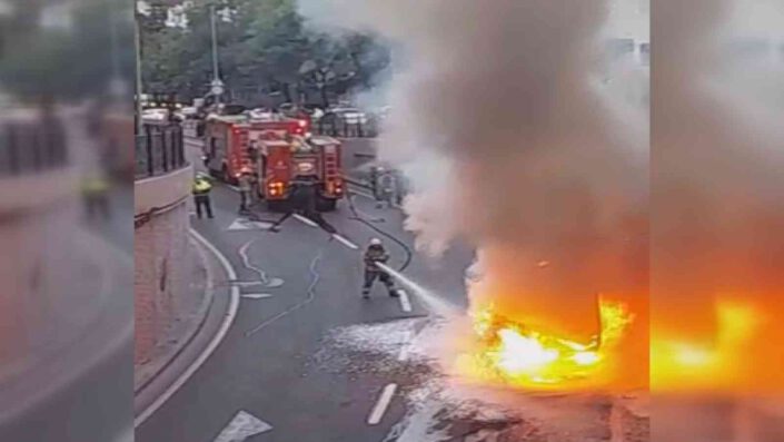 Servis minibüsü alev alev yandı