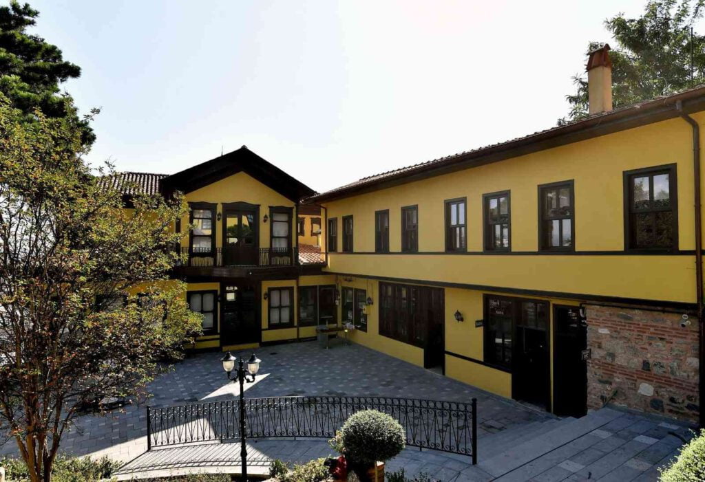 Sümbüllü Bahçe yeniden kapılarını açtı