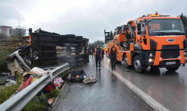 Arızalanan çekici TEM’de devrildi