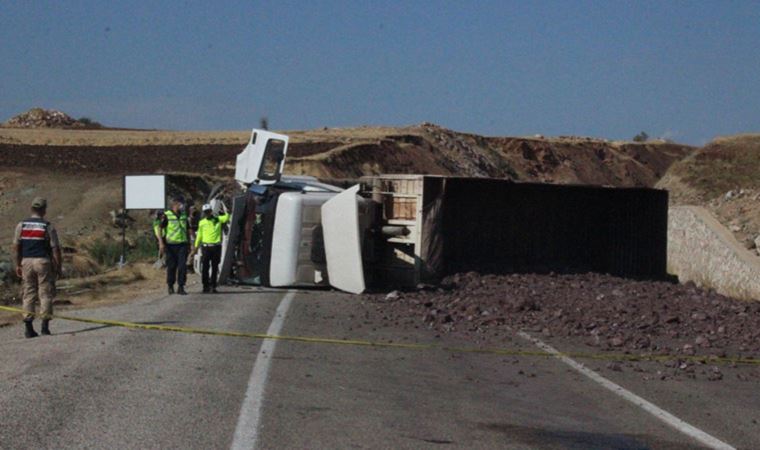 Tır ile otomobil çarpıştı