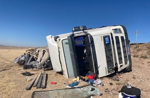 Kontrolden çıkan tır devrildi