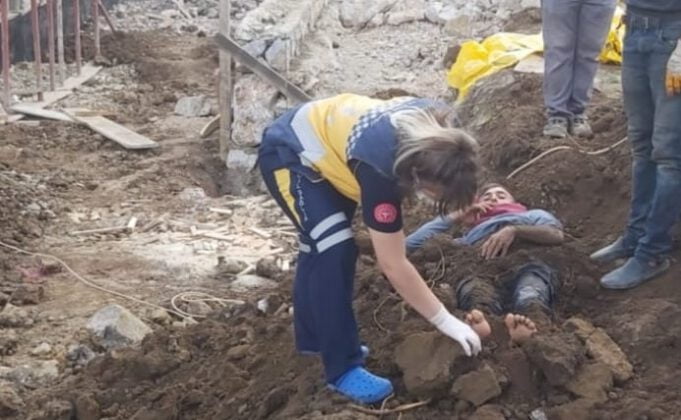 Elektriğe kapılan işçiyi toprağa gömdüler