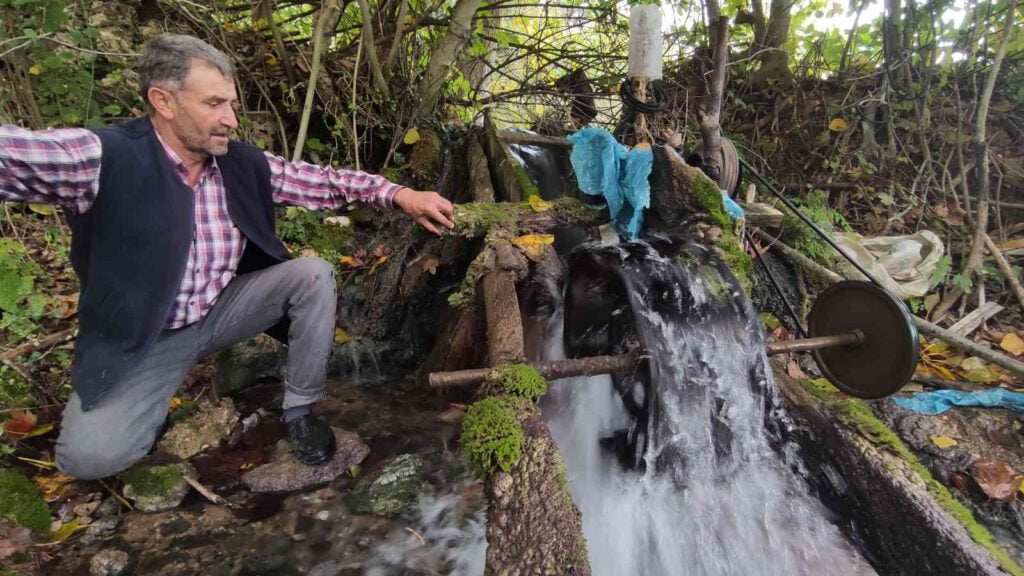 TV izlemek için dereye santral kurdu!