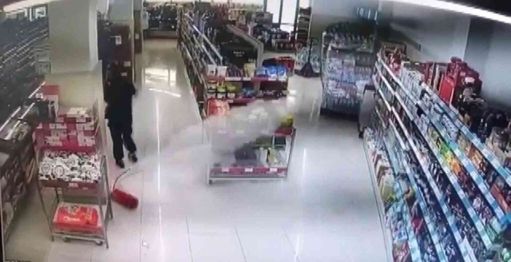 Yangın tüpü düştü, market toz oldu!