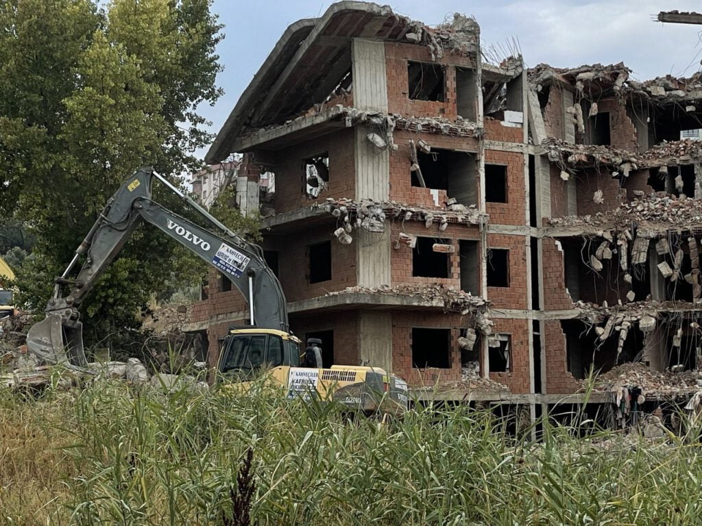 Yıkılmak istenilen bina, kendiliğinden yıkıldı!