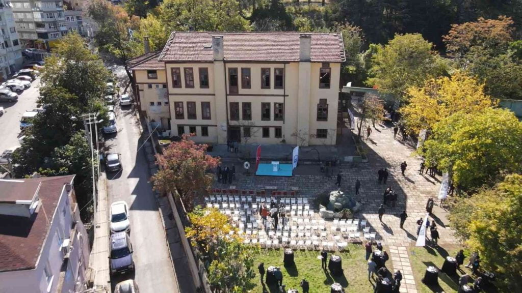 Bir tarih daha ayağa kalkıyor