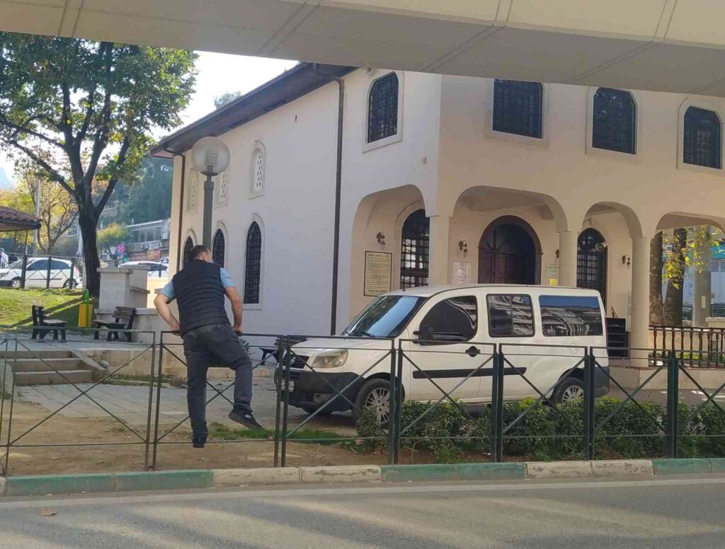 Yol ortasındaki bu caminin yolu yok!