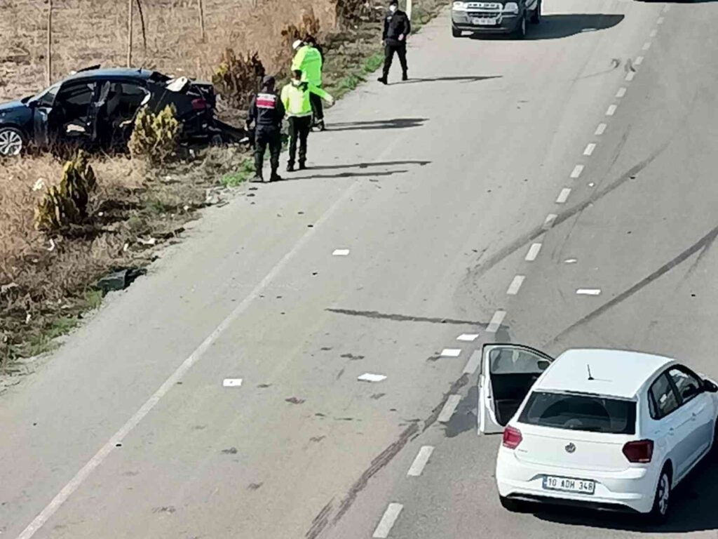 Yolun ortasında durdu, refüje uçtu