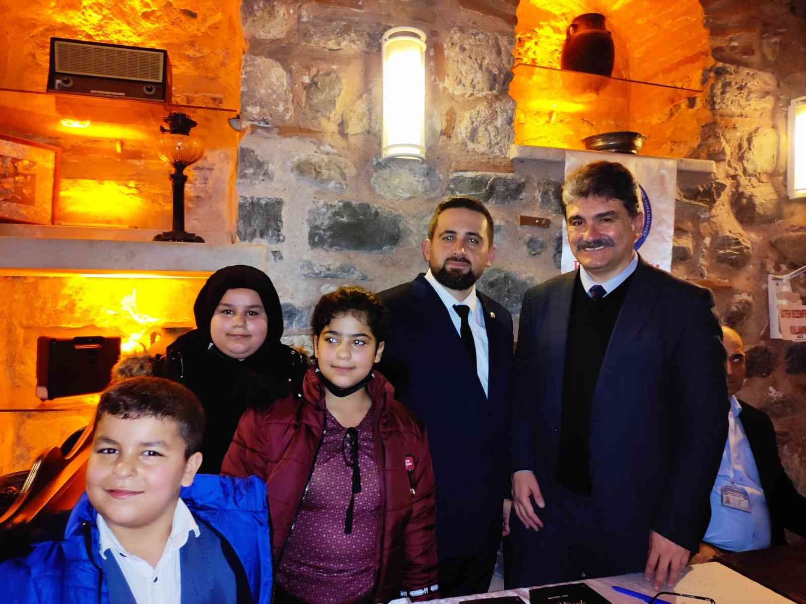 300 yetimin yüzünü güldüren imza günü