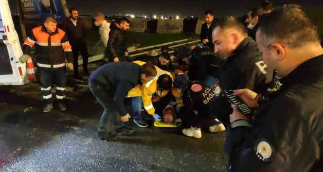 Reklam panosunun altında kaldı