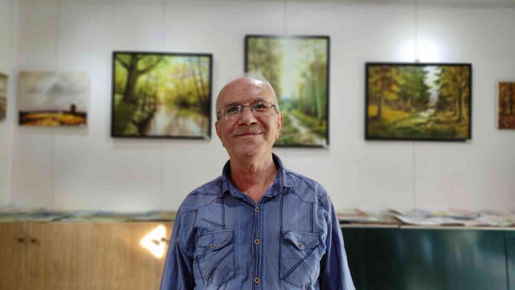 45 yıldır resim yaparak geçiniyor