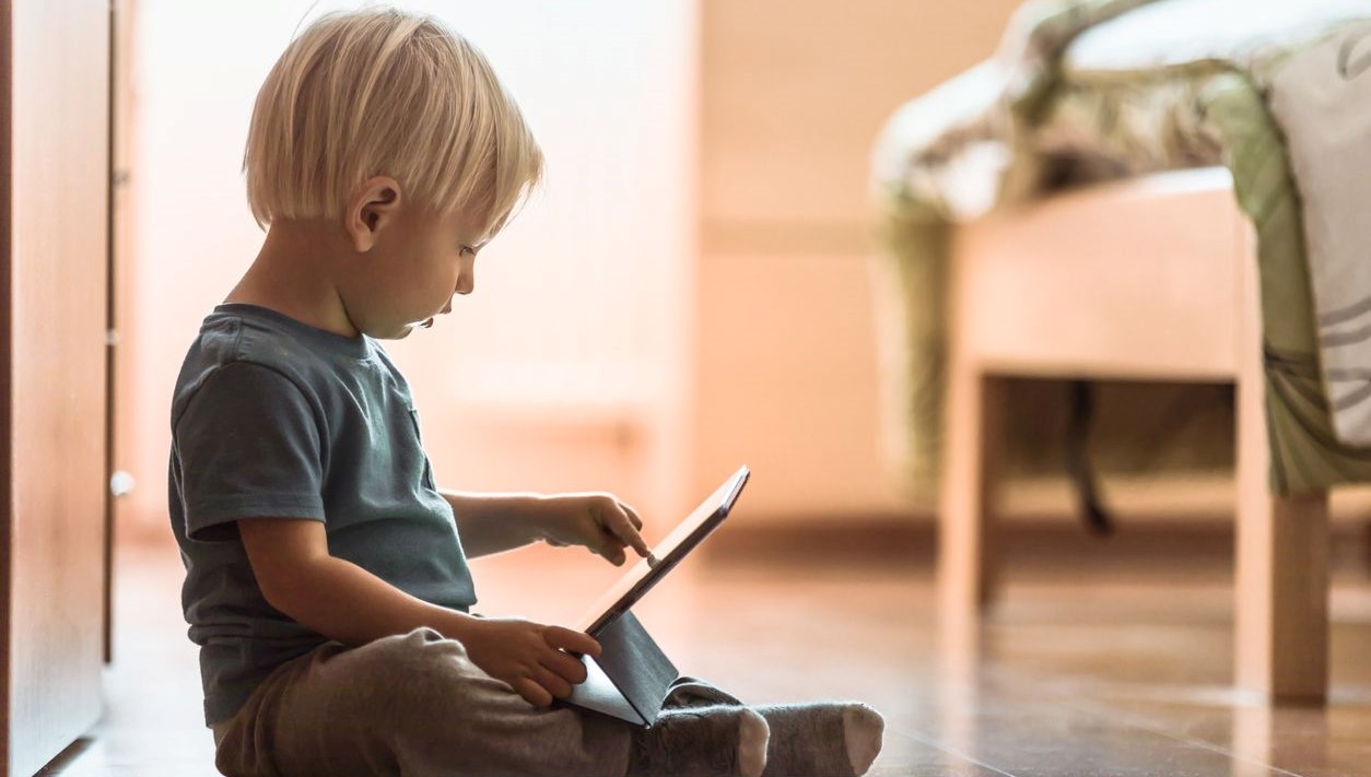 Akıllı telefon kullanım yaşı 3’e düştü