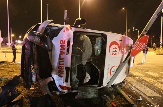 Ambulans devrildi: 1 ölü, 3 yaralı