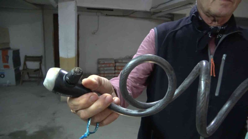 Hırsız, apartmandan bisiklet çaldı