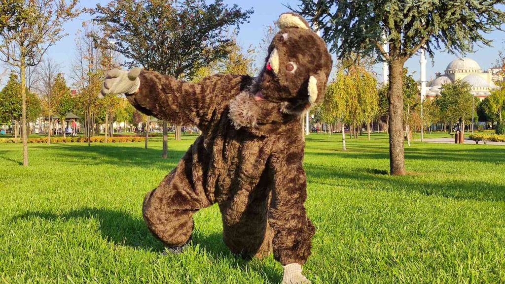 Ayı kostümüyle vatandaşları uyardı