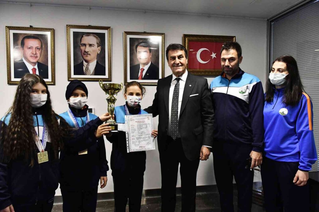 Dündar rekortmen atıcılarla buluştu