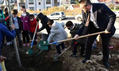 Başkan, çocuklarla birlikte ağaç dikti