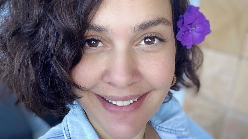 Bergüzar Korel, kızını kucağına aldı