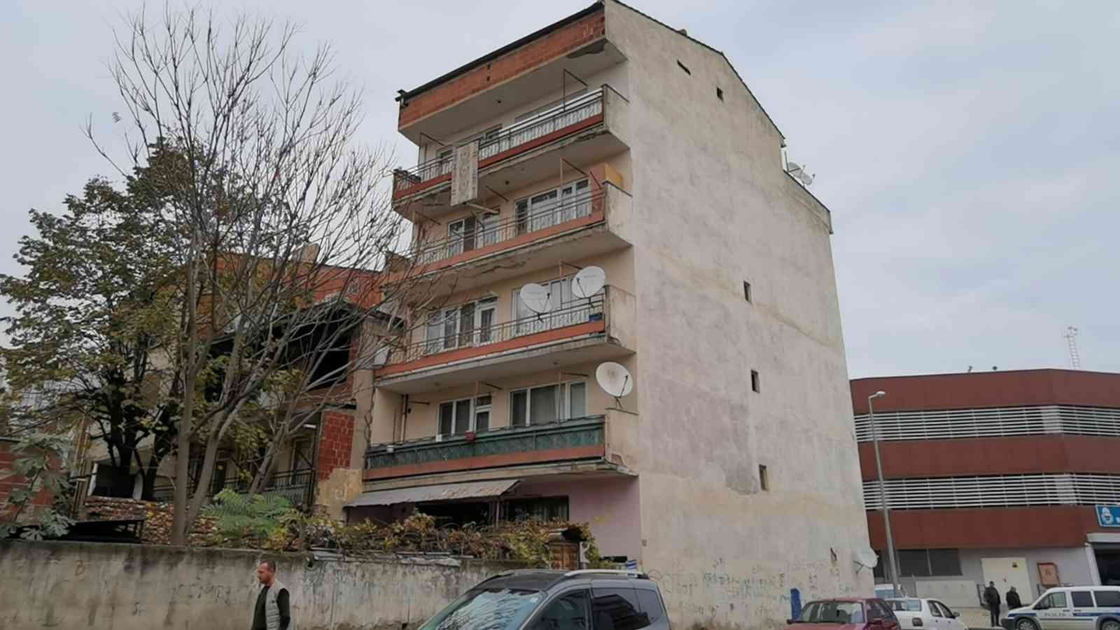 Beşinci kattan düşen çocuk yaralandı