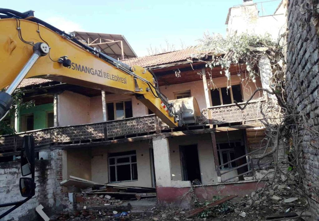 Bursa’da metruk binalar yıkılıyor