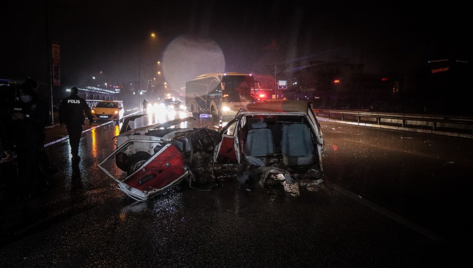 Bursa’daki kazada otomobil ikiye bölündü