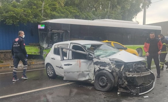 Belediye otobüsü ile otomobil çarpıştı