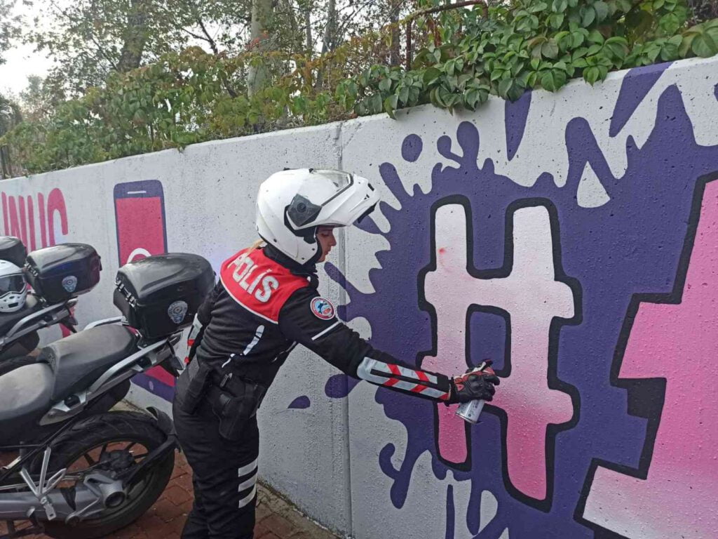 Duvarlar kadınlar için renklendi