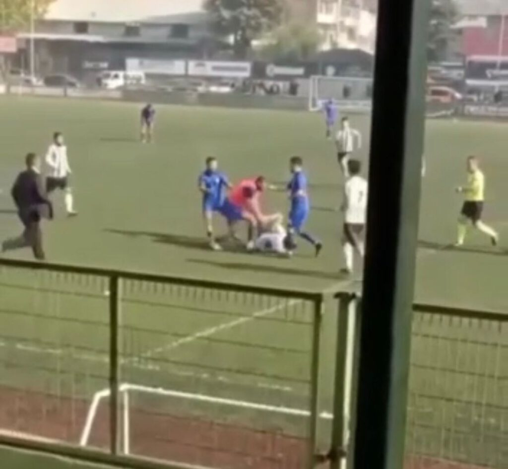 Futbolcuya kramponla saldırdı