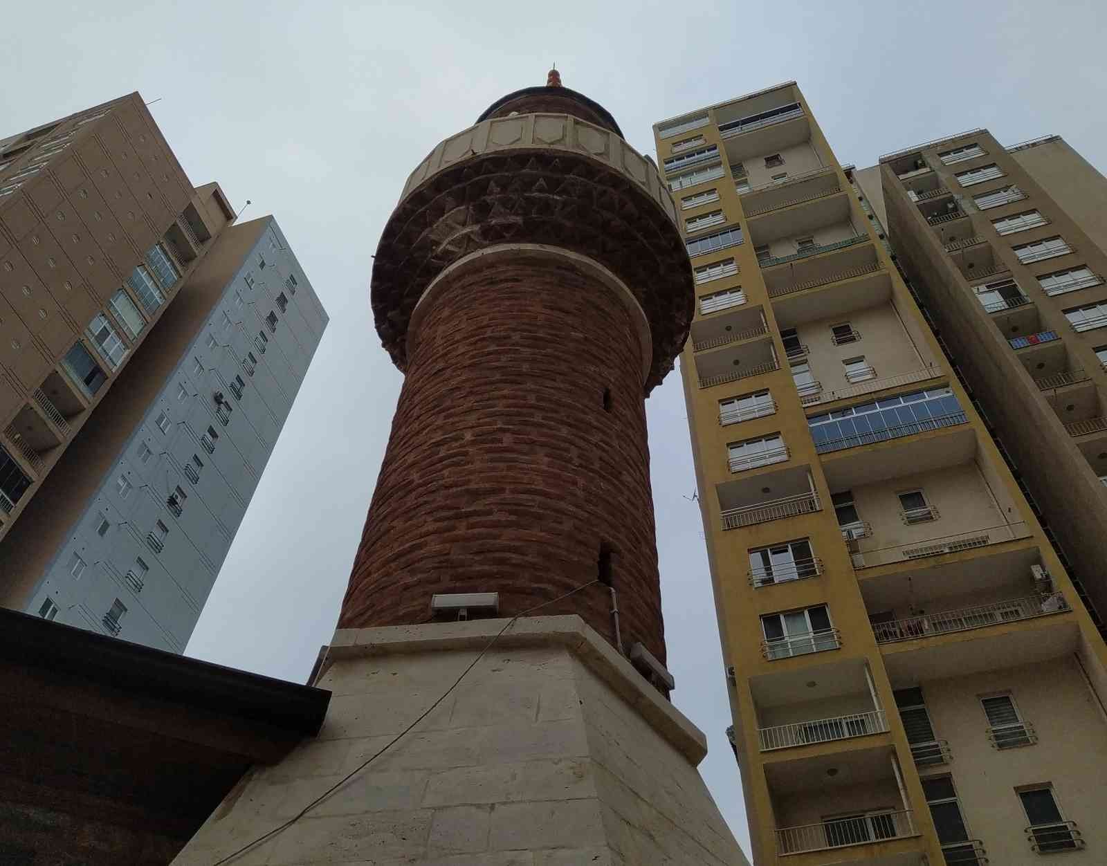 Gökdelenlerin gölgesinde 700 yıllık cami