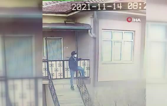 Tek hamlede pencereyi açtı